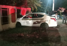 Taxi acaba destrozado tras persecución en Jalpa.