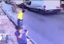 Joven héroe salva a niña tras caída en Estambul.