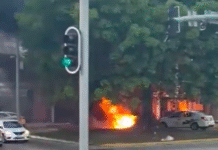 Motocicleta se incendia sobre Paseo Tabasco.