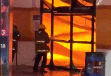 Reconocen valentía de bomberos durante incendio en Parque Tabasco.