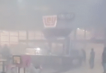 Fatal incendio en plaza comercial deja cinco muertos en Sinaloa.