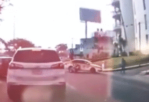 Motociclista sale proyectado tras choque con taxi en Chiapas.