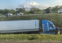 Ni el papel se salvó tras aparatosa volcadura de tráiler.