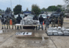 Abandonan auto repleto de droga y armas.