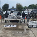 Abandonan auto repleto de droga y armas.