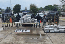 Abandonan auto repleto de droga y armas.