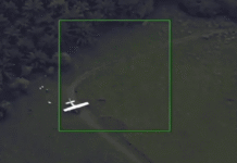 Video revela aterrizaje de avioneta con droga.