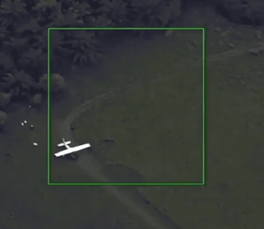 Video revela aterrizaje de avioneta con droga.