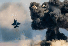 Choque aéreo desata caos durante festival militar.