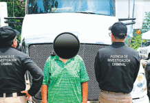 Descubren tráiler con migrantes escondidos en Huimanguillo.