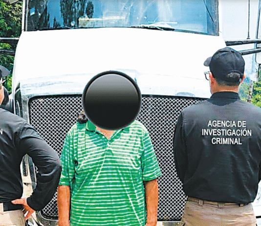 Descubren tráiler con migrantes escondidos en Huimanguillo.