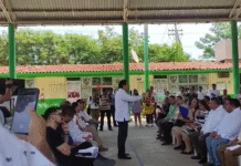 Mario Delgado promete solución consensuada por escuelas afectadas cerca refinería Dos Bocas.