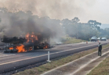 Arde camioneta con colchones y colapsa carretera federal.