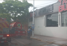 Fuego y humo desatan emergencia en taquería de Paseo Tabasco.