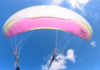 Parapentista desafía la muerte tras brutal choque aéreo.