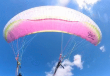 Parapentista desafía la muerte tras brutal choque aéreo.