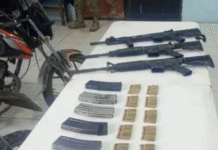 Caen dos armados; decomisan rifles y motocicletas robadas.