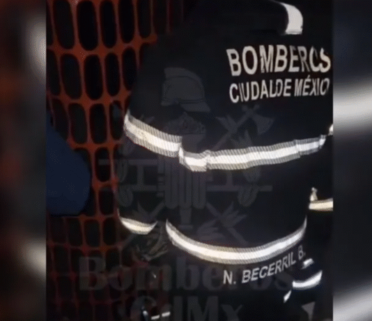 Bomberos rescatan a 9 en elevador de Torre Latinoamericana.