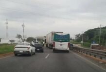 AUTOBÚS SE ESTRELLA CONTRA TRÁILER Y COLAPSA CARRETERA FEDERAL.