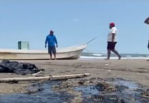Pescadores amenazan «Tomar el mar» por derrame en Tabasco.