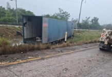 ¡Tráiler destroza auto en la Cárdenas-Coatzacoalcos; se salvan de milagro!