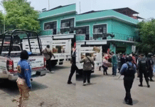 Autoridades despejan calles del mercado Pino Suárez.