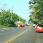 Tráiler se sale de la carretera Frontera–Villahermosa.