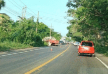 Tráiler se sale de la carretera Frontera–Villahermosa.