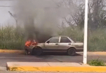 Auto en llamas provoca caos en Guayabal.