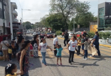 ¡Padres enfurecidos cierran Paseo Tabasco por maestras!