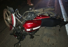 ¡Brutal impacto arranca la vida a dos motociclistas!