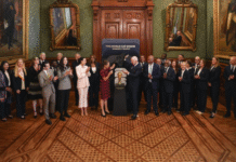 Claudia Sheinbaum e Infantino sellan pacto mundialista en Palacio.