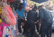 ¡Borracho agrede a policías y amenaza con matarlos!