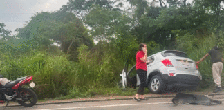 ¡Taxista mañoso choca a camioneta y se fuga!