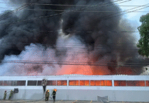 ¡Infierno en Casa Blanca: colosal incendio consume bodega de plásticos!