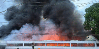 ¡Infierno en Casa Blanca: colosal incendio consume bodega de plásticos!