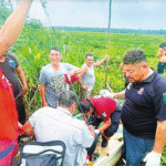 Salvan a anciano atrapado ocho horas en pantano.