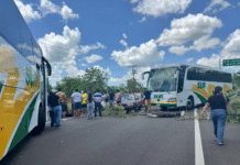 Bloquean carretera Villahermosa-Frontera por falta de electricidad.