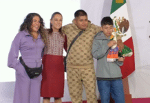 El pato viral Merlín visita la conferencia mañanera.