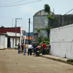Encuentran a hombre sin vida en lote baldío.