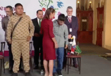 El pato Merlín sorprende a la presidenta.