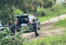 Localizan cadáver con huellas de violencia dentro de una camioneta.