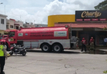 Bomberos controlan incendio en comercio de Pomoca.