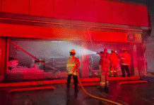Queman Oxxo y autos en Villahermosa.