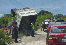 ¡No aguantó el peso! Volteo se volteó en Macuspana.