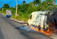 Camioneta se incendia en carretera la Isla.