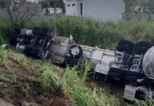 ¡Peligro de explosión! Desalojan casas por pipa volcada.