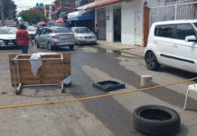 Vecinos de Tamulté bloquean calle por falta de luz.