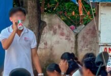 ¡Estudiantes de prepa arman la cantina en plena calle!