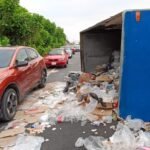 ¡Se le volteó la carga y genera caos en carretera federal!